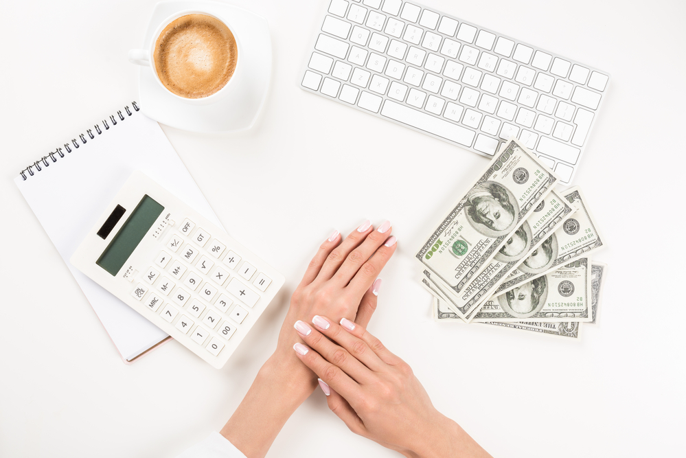 Woman counting her money from her side gig where she makes an extra $100 per week